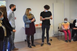 Remise d'attestation RAE à un jeune de l'IME, novembre 2021
