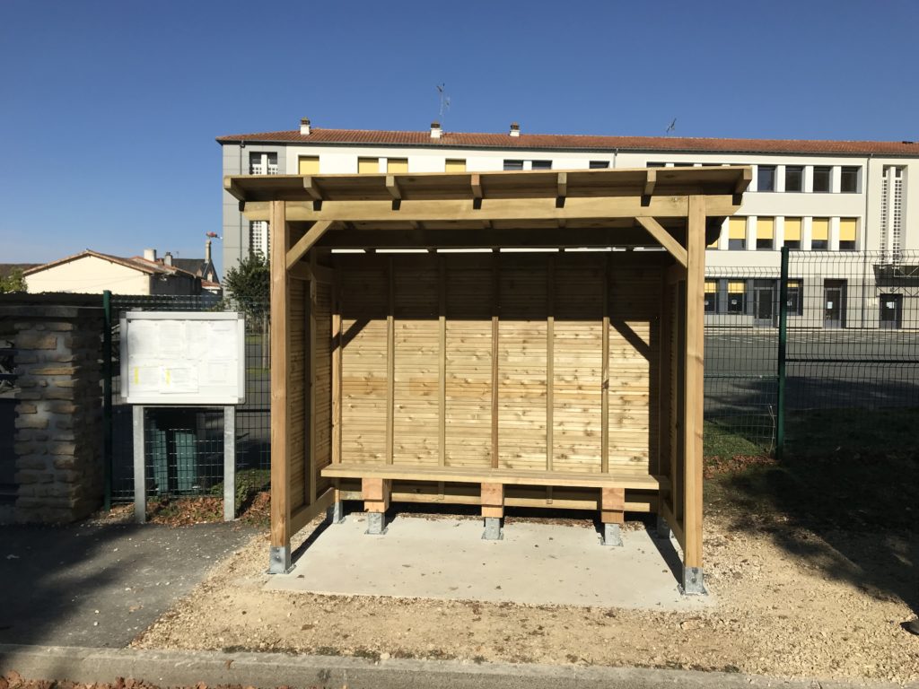 Abribus fabriquée par les jeunes de l'atelier Menuiserie de l'IME du Logis de Villaine